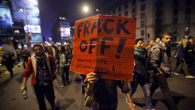 &raquo;Verfrackt euch&laquo; fordert ein Demonstrant im rum&auml...