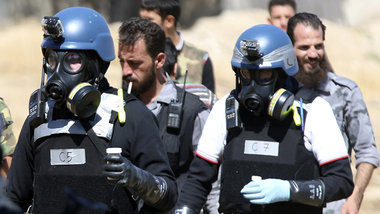 Martialischer Auftritt: UN-Chemiewaffenexperten bei Untersuchung... Martialischer Auftritt: UN-Chemiewaffenexperten bei Untersuchung...