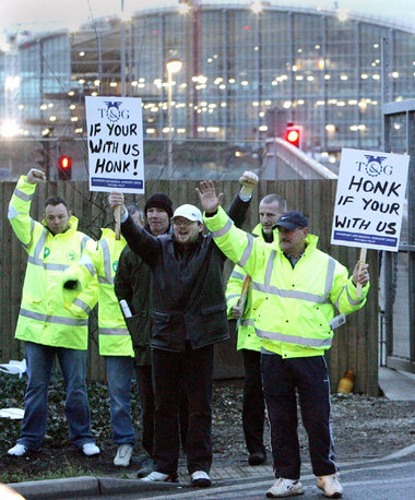 Streikposten der TGWU vor einer Baustelle am Flughafen Heathrow,...