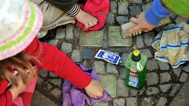 Jungen und Mädchen vom Kinderladen Hauruck säuberten a... Jungen und Mädchen vom Kinderladen Hauruck säuberten a...