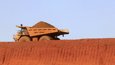 Ausverkauf als Wirtschaftsmodell: Eisenerztransporter in einem T...