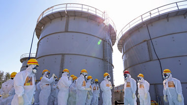19. September, Fukushima: Japans Premierminister Shinzo Abe und ... 19. September, Fukushima: Japans Premierminister Shinzo Abe und ...