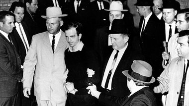 Vermeintlicher Einzelt&amp;auml;ter: Lee Harvey Oswald (Bildmitt...