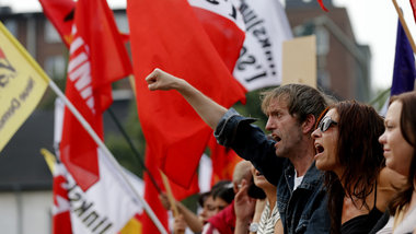 Gegen die Hetze von &raquo;Pro NRW&laquo;: Protestierende in Dui...