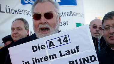 Daß letztendlich die Bundeswehr den Autobahnausbau bremst,... Daß letztendlich die Bundeswehr den Autobahnausbau bremst,...