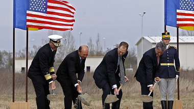 Symbolischer Spatenstich: US-Vizeadmiral James D. Syring, US-Viz... Symbolischer Spatenstich: US-Vizeadmiral James D. Syring, US-Viz...