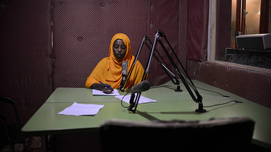 Eine Moderatorin von Radio Shabelle im Studio Mogadischu (Archiv...