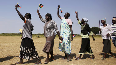 Mit südsudanesischen Flaggen bekunden Frauen in Abyei, der Haupt...