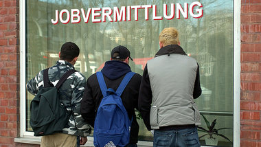 Jugendliche sollten dem Staat nicht durch Schulbesuch auf der Ta...