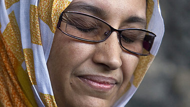Aminatou Haidar w&auml;hrend einer Pressekonferenz zu ihrem Hung...