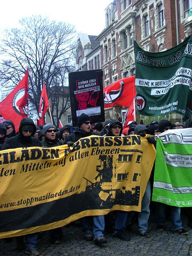 Schöner leben ohne Naziläden: Antifademonstration im sächsischen...