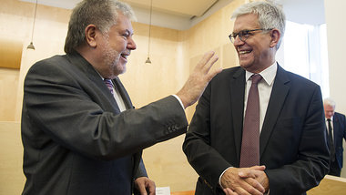 Am Rande der Verhandlung: Der SPD-Politiker Kurt Beck im Gespr&a...