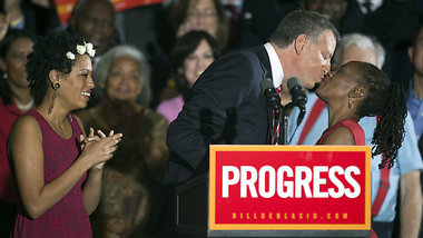 Etwas Fortschritt: Bill de Blasio beim Siegesku&szlig; mit seine...
