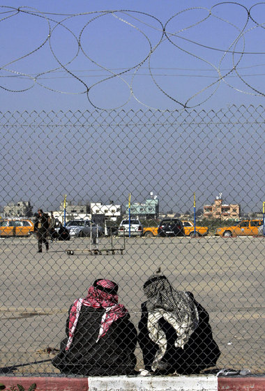 Warten auf Durchlaß – Palästinenser am Grenzübergang Rafah