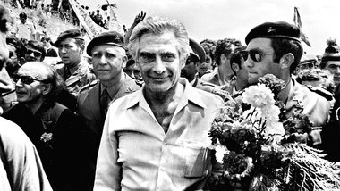 Mai 1974: &Aacute;lvaro Cunhal mit Offizieren der Garnison Beja ...