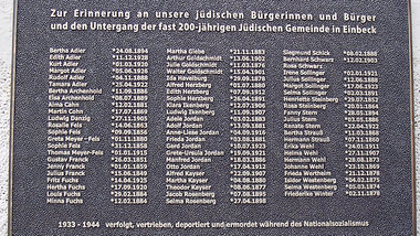 Seit 2008 erinnert eine Gedenktafel am Alten Rathaus an 68 aus E...