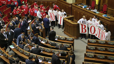 Das ukrainische Parlament – vorn oppositionelle Abgeordnete – en...