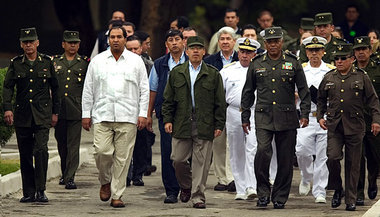 Mexikos Präsident Calderon (Mitte) im Januar - von Militärs umge...