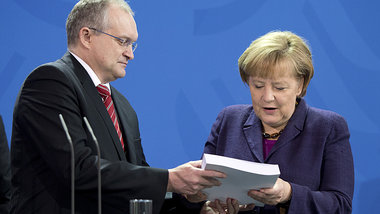 Das soll ich lesen? Kanzlerin Angela Merkel erhält am Mittw... Das soll ich lesen? Kanzlerin Angela Merkel erhält am Mittw...