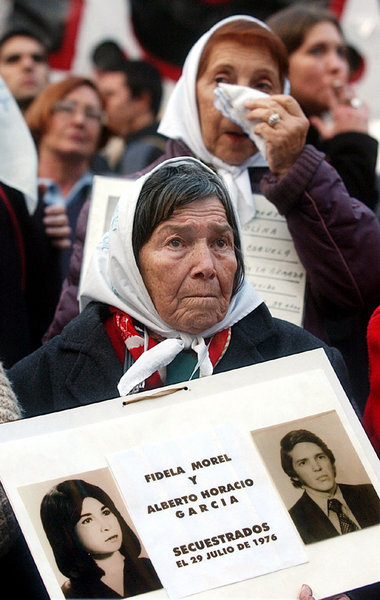 Mütter der Plaza de Mayo in Buenos Aires: Ihren Protesten ist es...