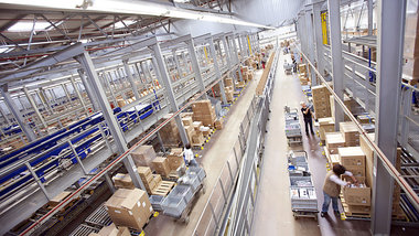 Die Firma Tchibo ist Großkunde des Bremer Logistikzentrums... Die Firma Tchibo ist Großkunde des Bremer Logistikzentrums...