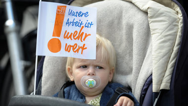 Miluou, Tochter einer Zeitungsredakteurin, beim Journalistenprot...