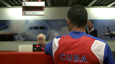 Ein kubanischer Sportler checkt am internationalen Flughafen von...