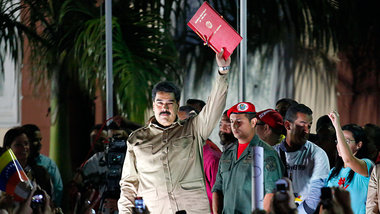 Venezuelas Pr&auml;sident Nicol&aacute;s Maduro zeigt Anh&auml;n...