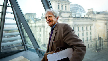 Was hat er wohl diesmal im Gepäck? Hans-Christian Strö... Was hat er wohl diesmal im Gepäck? Hans-Christian Strö...