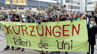 Studierende der Friedrich-Schiller-Universit&auml;t in Jena demo...