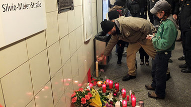 Kerzen und Blumen für Opfer rechter Gewalt: Mahnwache im Berline...