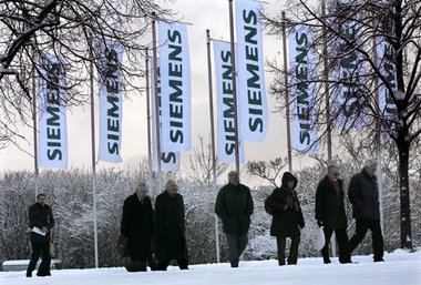 Frostig: Siemens-Aktionäre nahe der Münchner Olympiahalle vor Be...