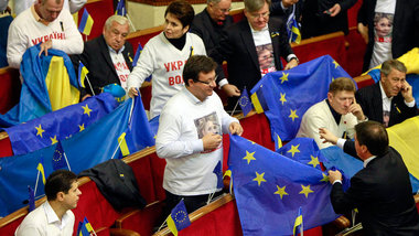 Mit Timoschenko-Shirt und EU-Flagge: Protest im Parlament in Kie...