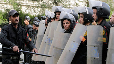 Sicherheitskr&auml;fte bei der Vorbereitung eines Einsatzes gege...