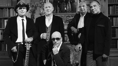 Man beachte die raffinierte Aufh&auml;ngung des Spiegels bei der...