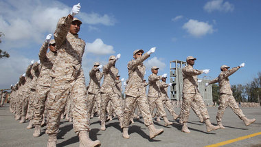Mitglieder der neuen libyschen Grenztruppe bei der Parade zum Au...
