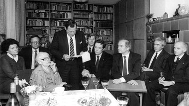 Drei Tage nach ihrem 81. Geburtstag erhielt Anna Seghers am 22.1...