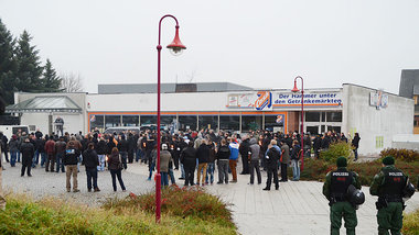 Leergut vor dem Getr&auml;nkemarkt: Organisierte Neofaschisten u...