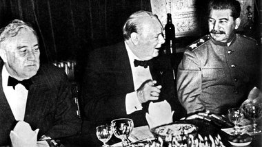 Stalin (r.) beharrte auf der baldigen Eröffnung eines Angriffs d...