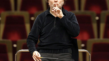 Die Geste des italienischen Dirigenten Riccardo Chailly am 19. F...