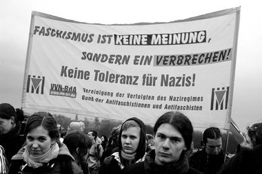 Mitglieder der VVN-BdA am 60. Jahrestag der Befreiung in der KZ-...