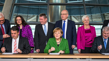 Gute Laune bei den Parteichefs bei der Unterschrift unter den Ko...