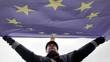 Demonstrant mit EU-Fahne am Donnerstag bei einer Kundgebung im Z...