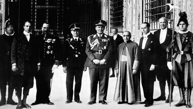 12. April 1933: Hermann Göring (m.) berät mit Papst Pius XI (r.,...