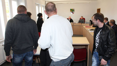 Die drei Angeklagten im Verhandlungssaal des Amtsgerichtes Merse...