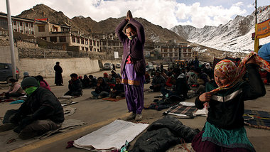 Buddhistische Zeremonie in der Stadt Leh: &raquo;Ladakh: Jungwa&...