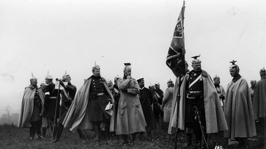 Als Garant der Ordnung stand die Armee au&szlig;erhalb der Verfa...