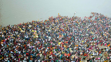 Patna, Ostindien: Hunderte Hindus beten am Gangesufer zum Sonnen...