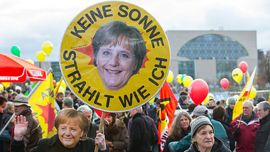 Zwei Mal Kanzlerin Angela Merkel (CDU) bei der Demo pro Energiew...