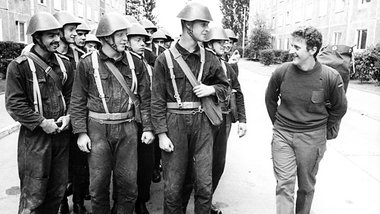 Bad Salzungen, September 1990: NVA-Soldaten begutachten die neue...